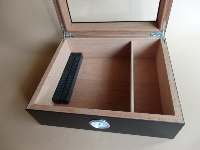 doutníkový humidor prosklený černý