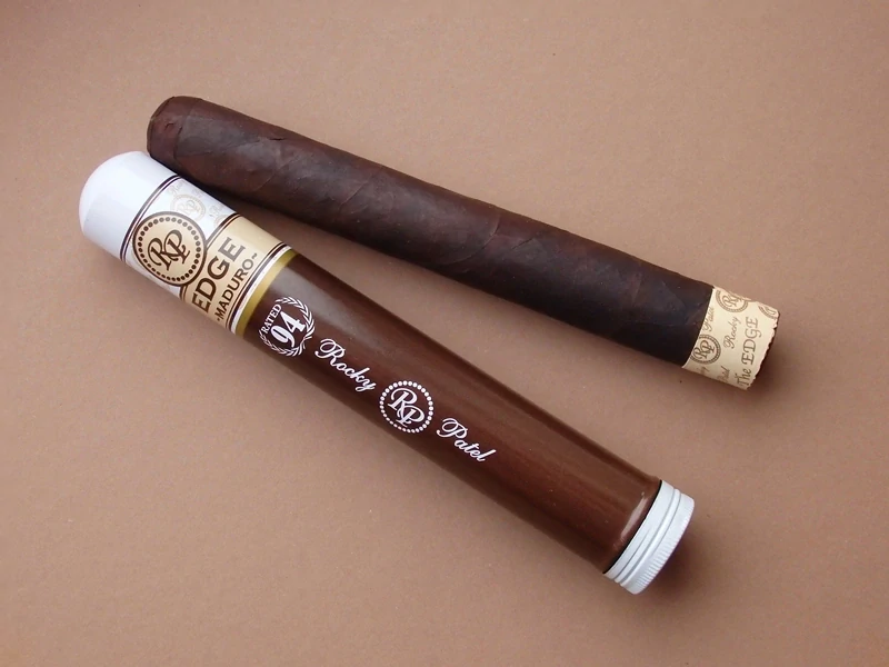 doutník Rocky Patel Edge Maduro Toro Tube 