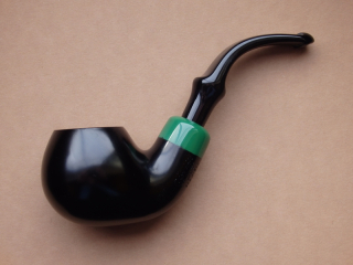 dýmka Peterson St. Patrick´s Day 2024 Ebony 302